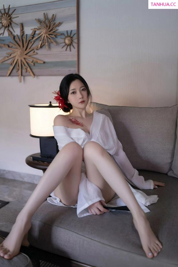 鱼子酱fish  [XiuRen]高清写真图 2025.07.04 No.10514 鱼子酱Fish 白色丝袜第33张图片
